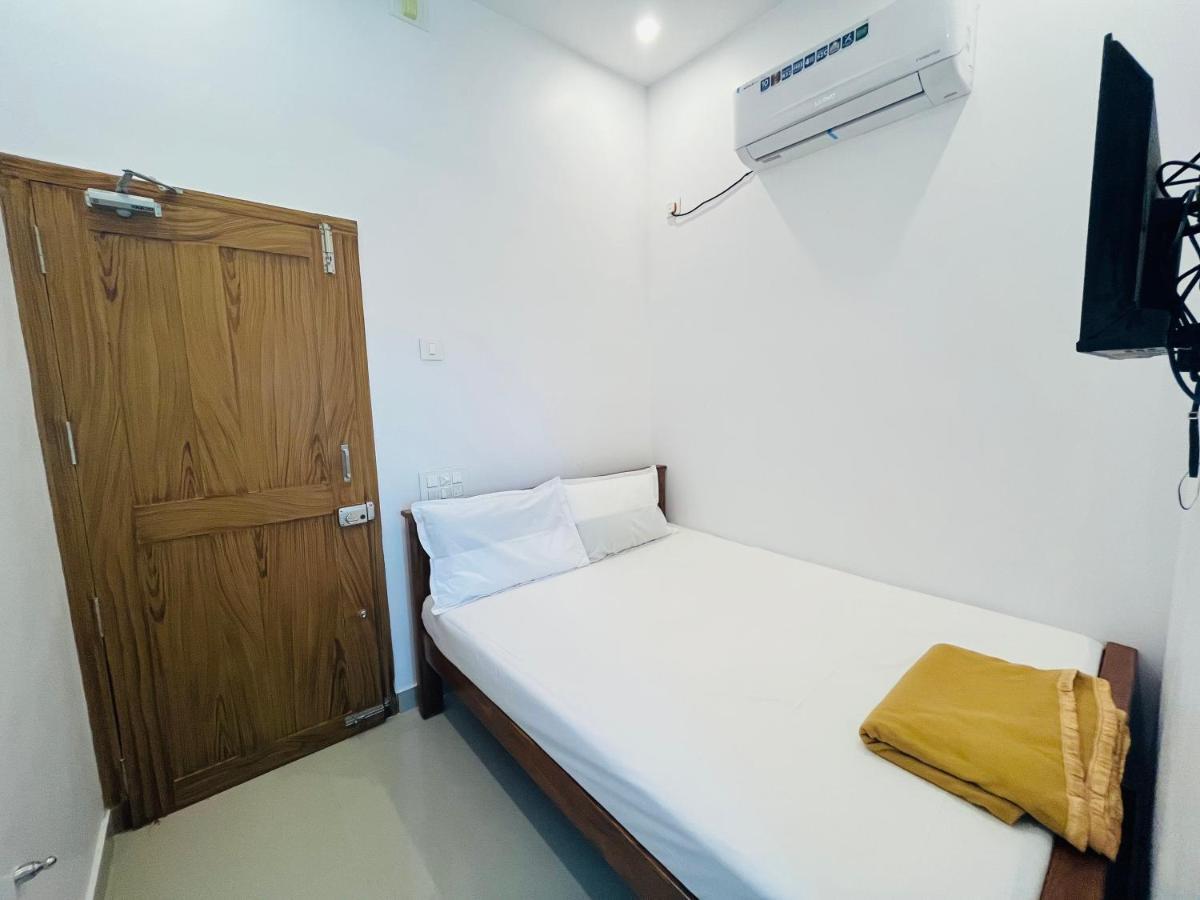 Sri Balaji Lodging Hotel Tiruchchendūr Exterior foto